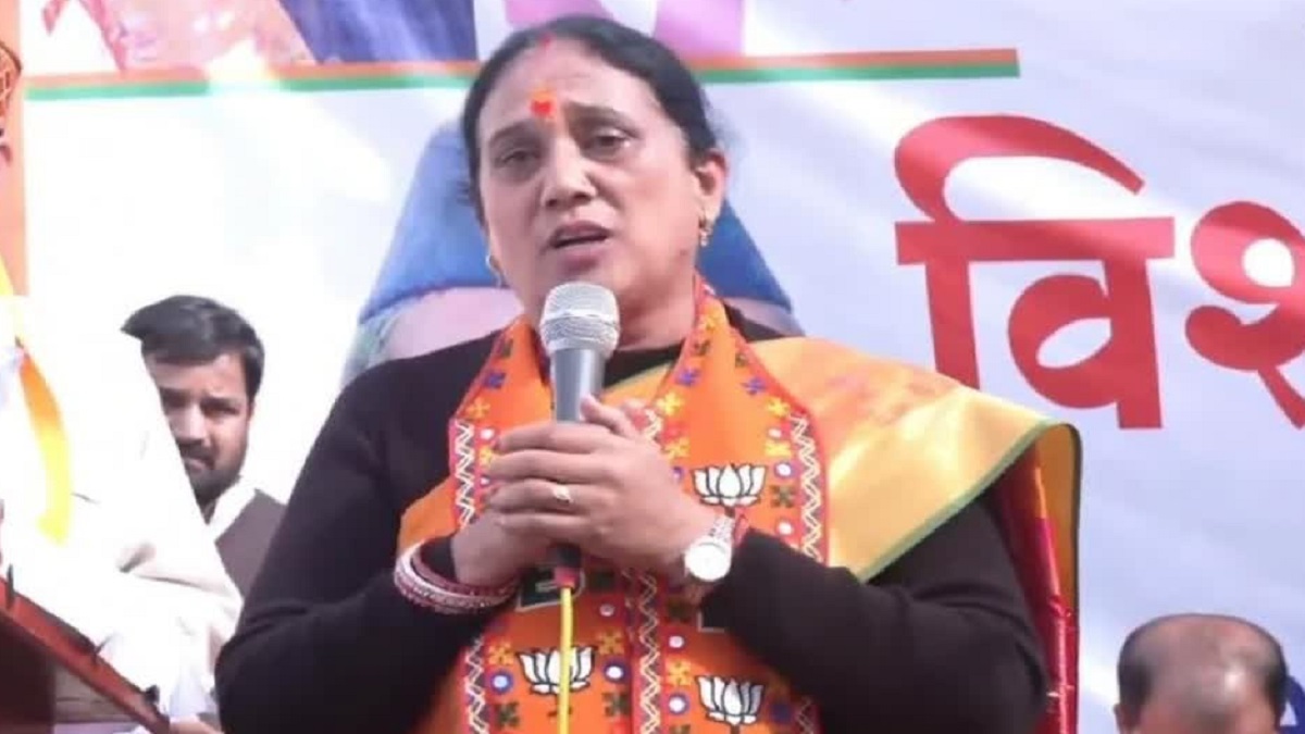 मंच पर ही रो पड़ीं भाजपा प्रत्याशी, सीएम धामी भी हुए भावुक, जानिए आखिर ऐसा क्या हुआ