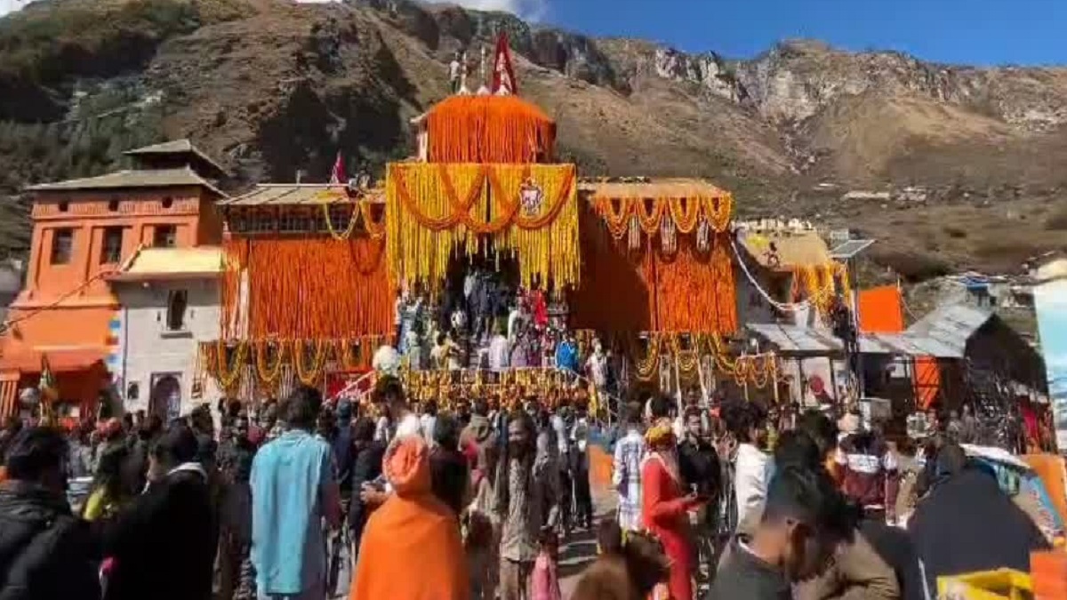 बद्रीनाथ में उमड़ी भक्तों की भीड़, धाम के कपाट बंद होने की प्रक्रिया शुरू, महालक्ष्मी को लगेगा कढ़ाई भोग