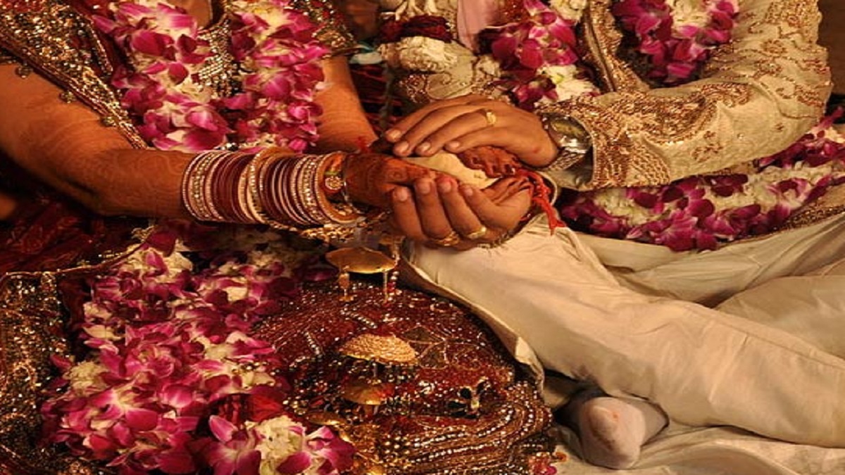 ये मेरा पति है… सात फेरों से पहले पहुंची युवती, फिर जो हुआ जानकर होश उड़ जाएंगे