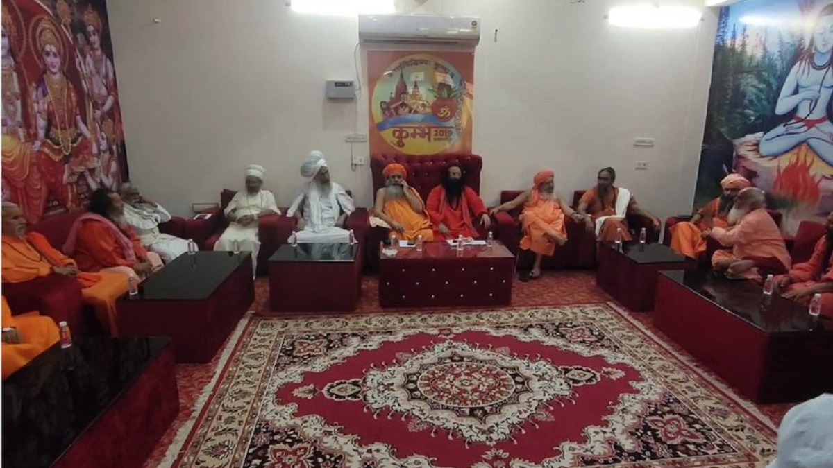 अखिल भारतीय अखाड़ा परिषद की बैठक खत्म, आज से कुंभ मेला क्षेत्र में होगा जमीन का आवंटन