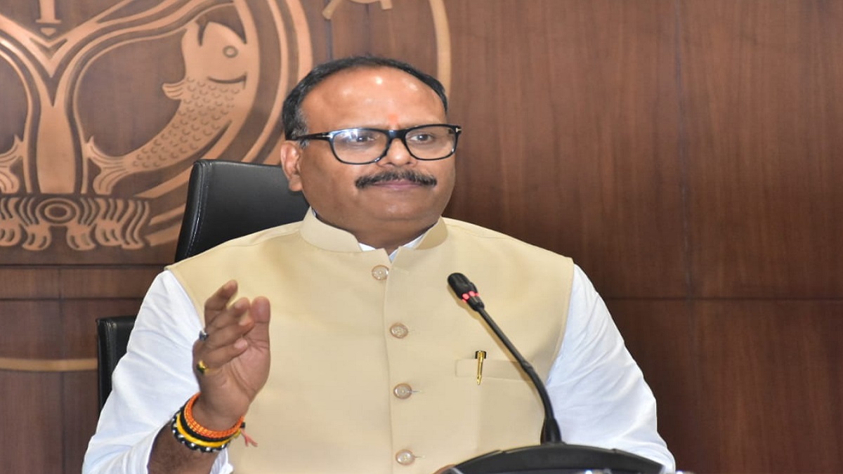 ब्रजेश पाठक की अहम बैठक, स्वास्थ्य अधिकारी रहे मौजूद, बोले – लापरवाही बर्दाश्त नहीं की जाएगी