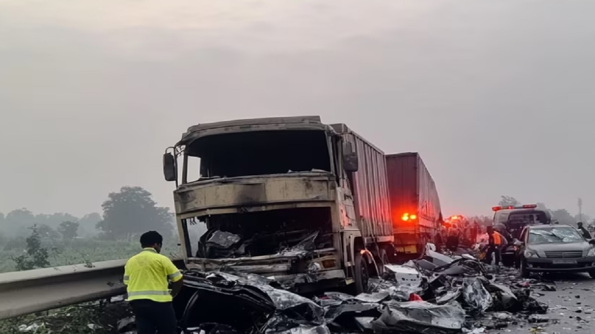 दर्दनाक सड़क हादसा : एक ही परिवार के 4 लोगों की मौत, सीएम योगी ने जताया दुख