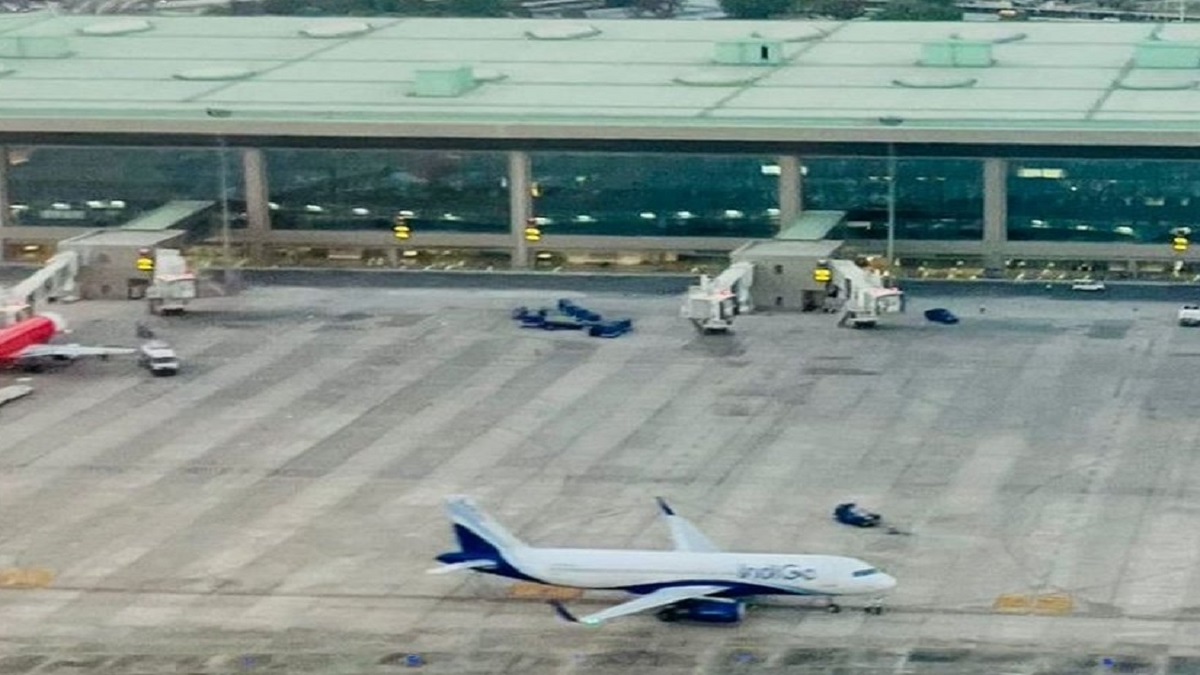 8 घंटे तक यात्रियों को करना पड़ा इंतजार… खराब मौसम के चलते 10 फ्लाइट लेट, एयरलाइंस से बातचीत करके घर से निकले यात्री