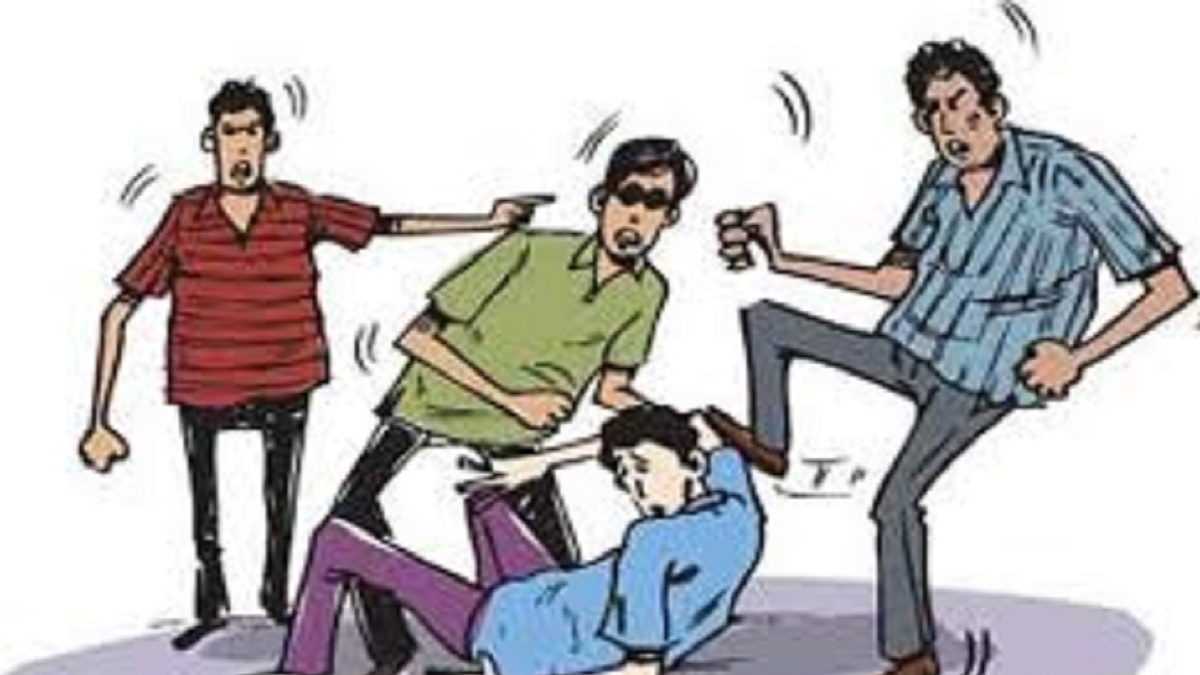 वार्षिक प्रोग्राम में हुआ कुछ ऐसा, छात्र ने PT टीचर को बुरी तरह पीटा, जानिए पूरा मामला