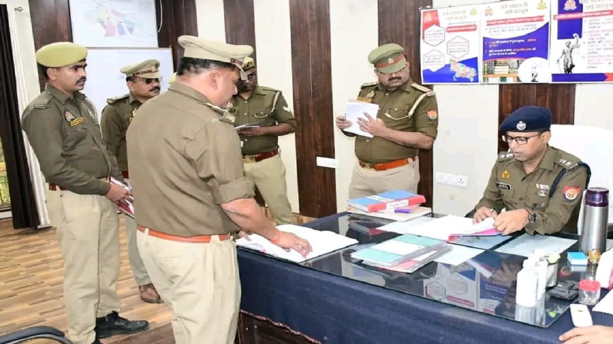 बिना बताए थाना पहुंचे एसपी, पुलिस कर्मियों के फूले हाथ पांव, जानिए उसके बाद क्या हुआ