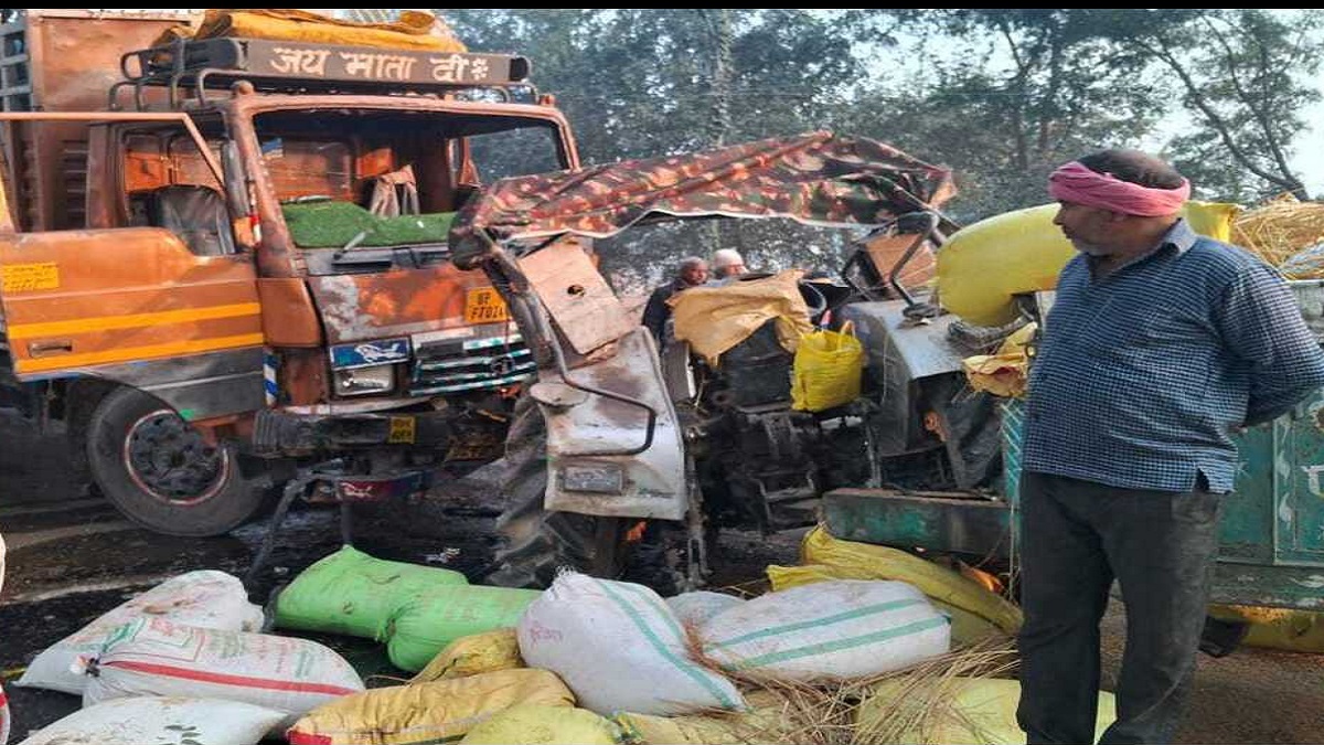 धान से भरी ट्रैक्टर डीसीएम से टकराई, सड़क हादसे में 7 लोग हुए घायल, अस्पताल में चल रहा इलाज