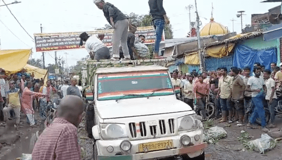 Bihar News: सब्जी व्यवसायियों ने मंडी में आए वाहनों से सब्जी उठाकर सड़कों पर फेंका, जानें पूरा मामला 