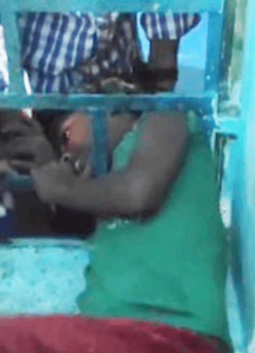 Bihar News: कक्षा से बाहर निकलने की कोशिश कर रहा था छात्र, स्कूल की खिड़की में फंसी गर्दन