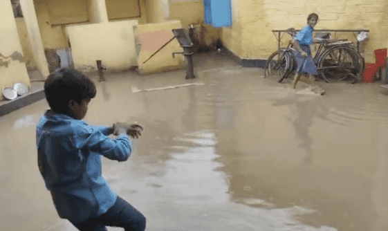 Bihar News: विद्यालय में जलजमाव, दुर्गंध में बैठकर पढ़ने को मजबूर बच्चे
