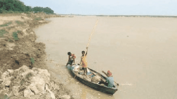 Bihar News: खतरे के निशान के करीब पहुंचा सरयू का जलस्तर, ग्रामीणों में फैली दहशत