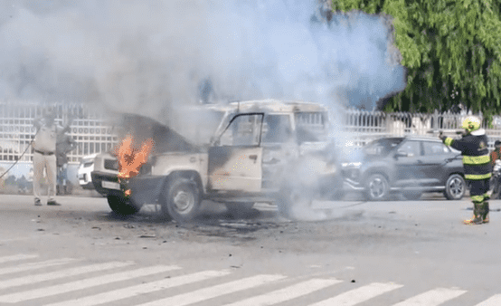 Bihar News: बीच सड़क पर अचानक टाटा सूमो गाड़ी में लगी आग, मची अफरा-तफरी 