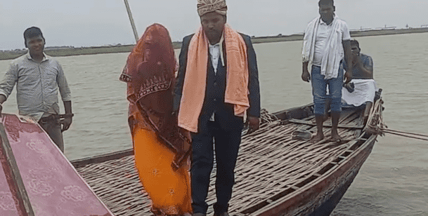 Bihar News: बाढ़ में फंसी बारात, फिर भी नहीं टली शादी, नाव से पहुंची डोली और…