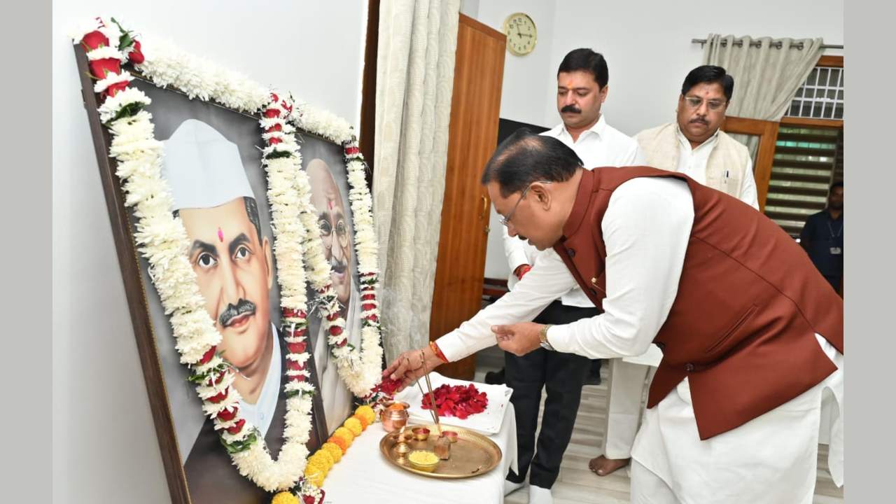 मुख्यमंत्री साय ने राष्ट्रपिता महात्मा गांधी और पूर्व प्रधानमंत्री लाल बहादुर शास्त्री को उनकी जयंती पर किया नमन..