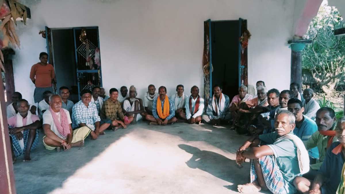 CG NEWS: ईसाई धर्म अपनाने वाले 2 परिवारों की हुई घर वापसी, ग्रामवासियों ने पगड़ी पहनाकर किया स्वागत