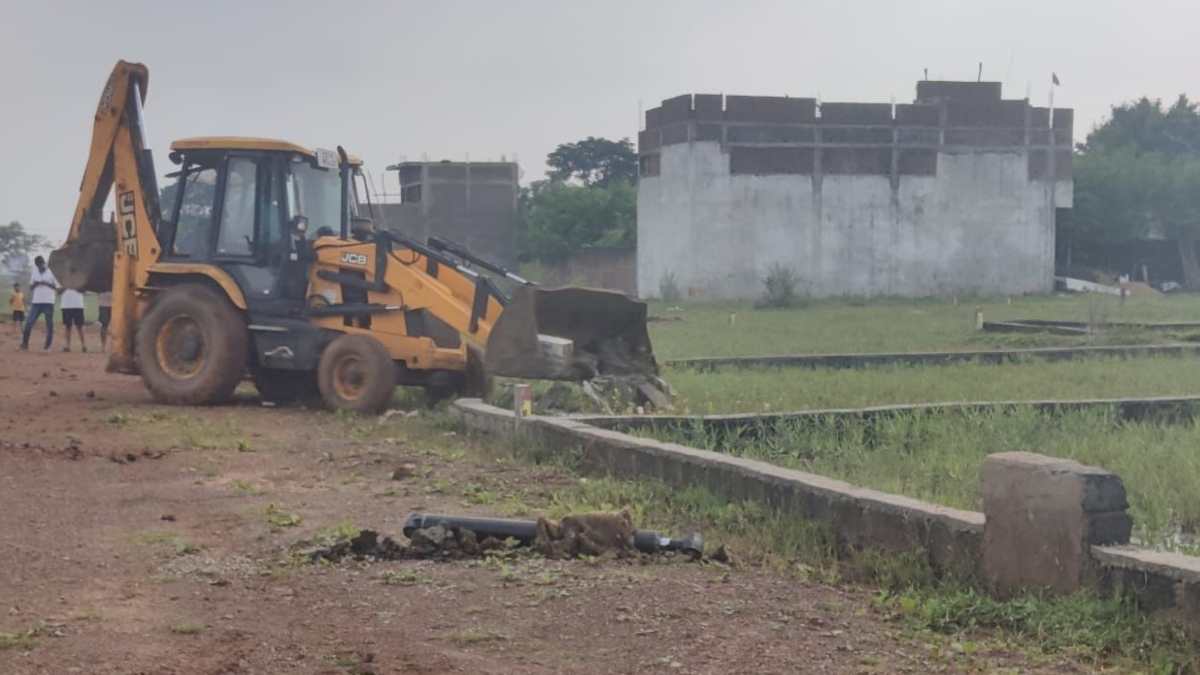 CG NEWS: रायपुर में अवैध प्लॉटिंग पर राजस्व विभाग की बड़ी कार्रवाई, 11.77 एकड़ कब्जे पर चला बुल्डोजर…