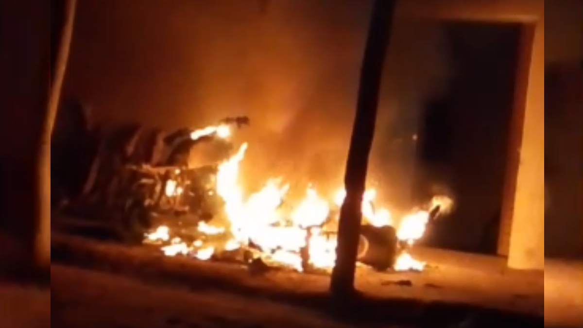 CG NEWS: घर के बाहर खड़ी मोटरसाइकिलों में लगी आग, जलकर हुई खाक…