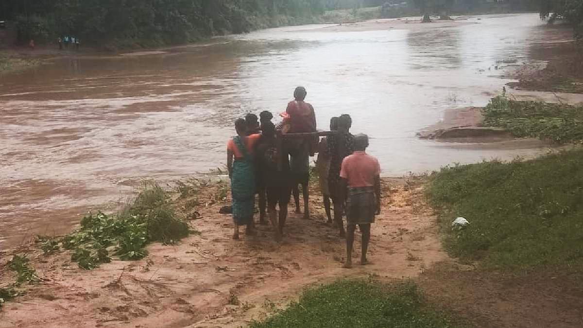 Video: देखें कैसे प्रसव पीड़िता को खाट पर बांधकर परिजनों ने पार कराई उफनती नदी, भारी बारिश से गांव में जन-जीवन हुआ अस्त-व्यस्त