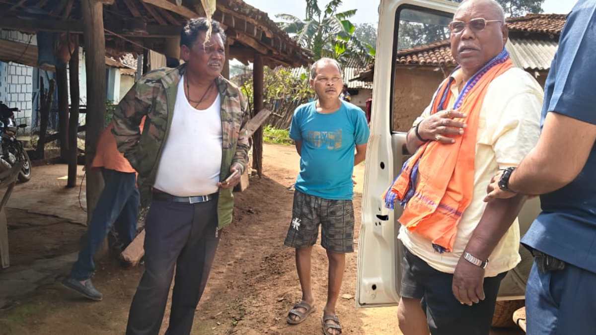 CG NEWS: नक्सलियों ने पूर्व उपसरपंच को दी जान से मारने की धमकी, घर के बाहर चिपकाया पर्चा, कहा- राजनीति मत करो…