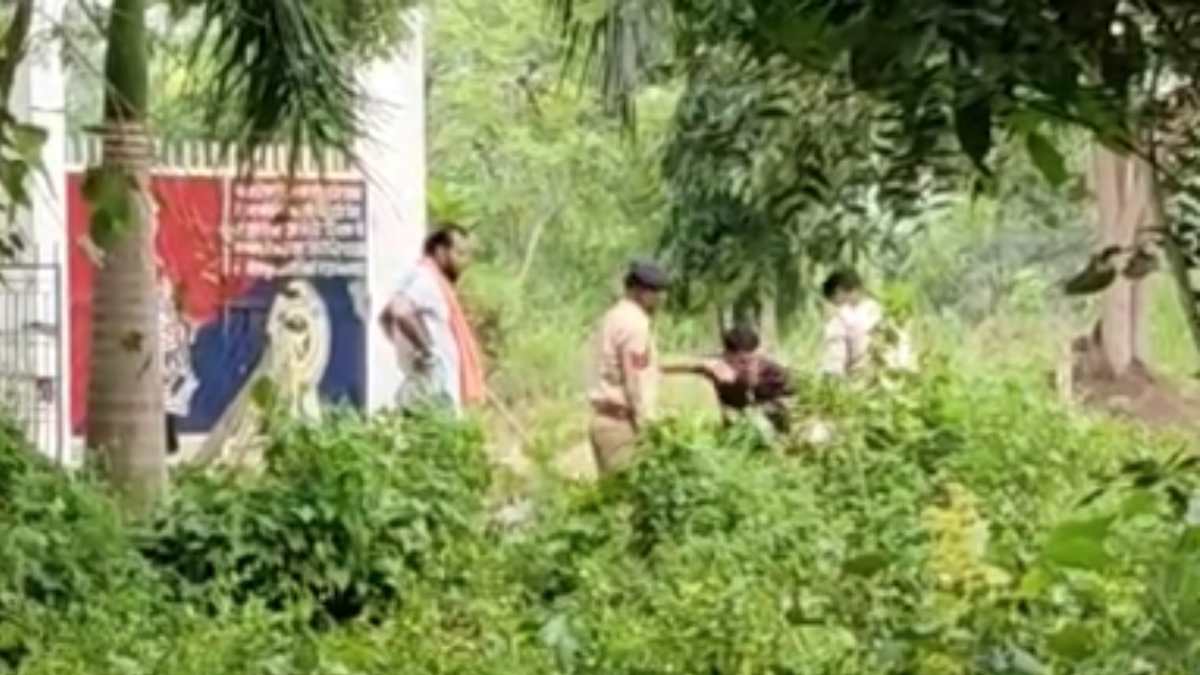 CG NEWS: नशे की हालत में युवक ने किया जेल के बाहर हंगामा, जेलर और आरक्षकों ने की जमकर कूटाई, वीडियो वायरल…