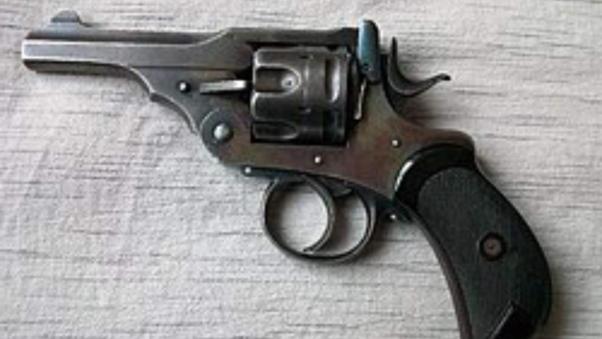 CG CRIME NEWS: रायपुर पुलिस को मिली सूचना… शिव मंदिर के पास घर में रखे हैं अवैध हथियार, छापा पड़ा, तो मिली रिवॉल्वर