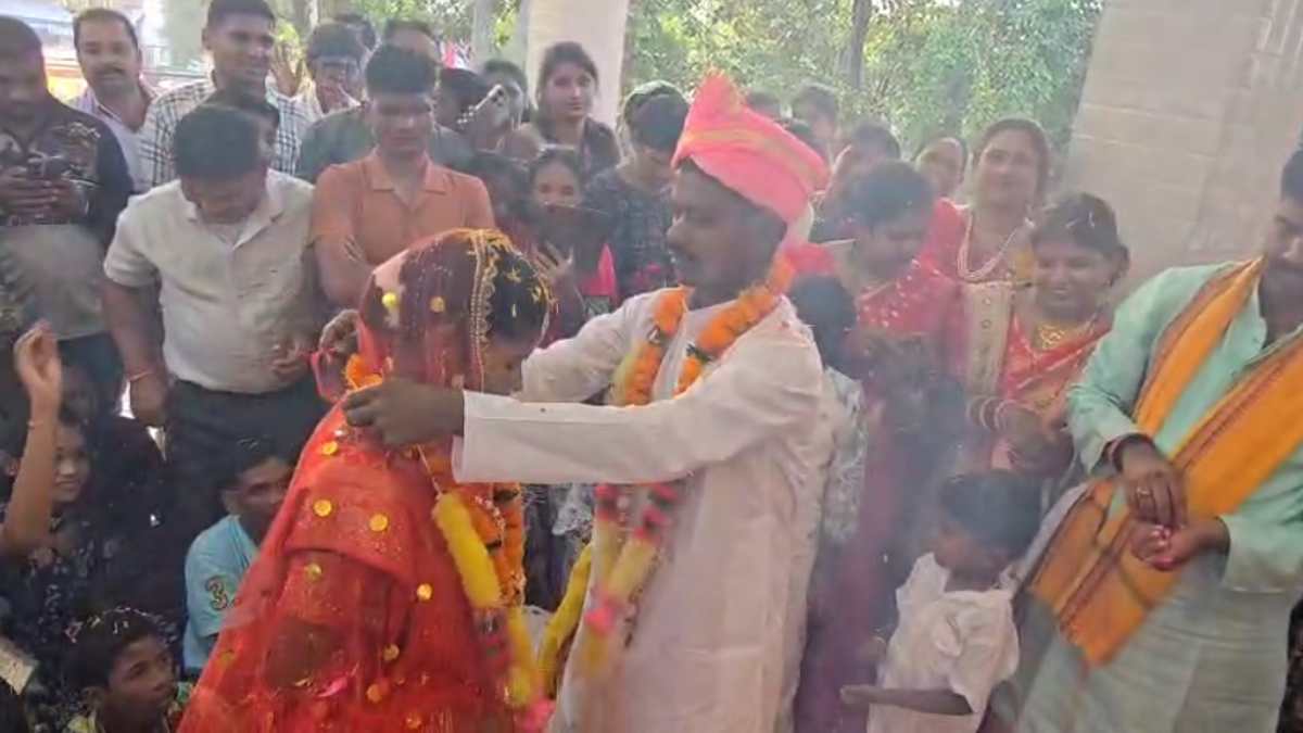 CG NEWS: मुख्यधारा में लौटने के बाद जंगलों की खाक छानने वाले हाथों में सजी मेहंदी, थाना परिसर में विवाह के बंधन से बंधे आत्मसमर्पित नक्सली