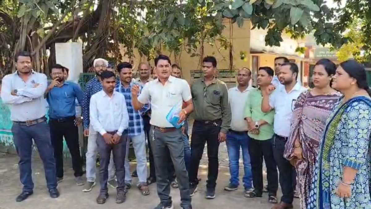 CG NEWS: 13 साल से ऑफिस में अटैच कर्मचारी को हटाने की मांग पर अड़े कृषि अधिकारी संघ, अभद्र व्यवहार और मानसिक प्रताड़ना के लगाए आरोप…