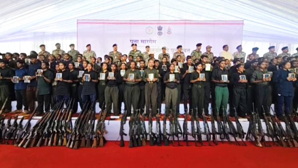 नक्सलियों का सबसे बड़ा सरेंडर: 110 महिला नक्सलियों समेत 208 माओवादियों ने किया आत्मसमर्पण, AK 47, SLR और इंसास समेत डाले 153 हथियार… हिंसा छोड़ मुख्यधारा से जुड़े…