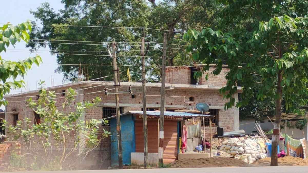 अतिक्रमणकारियों के हौसले बुलंद: शहर के मुख्यमार्ग से लेकर गांव के तालाबों तक सरकारी जमीनों पर कब्जा, नोटिस देकर भूला प्रशासन, अधिकारियों ने एक-दूसरे पर झाड़ा पल्ला