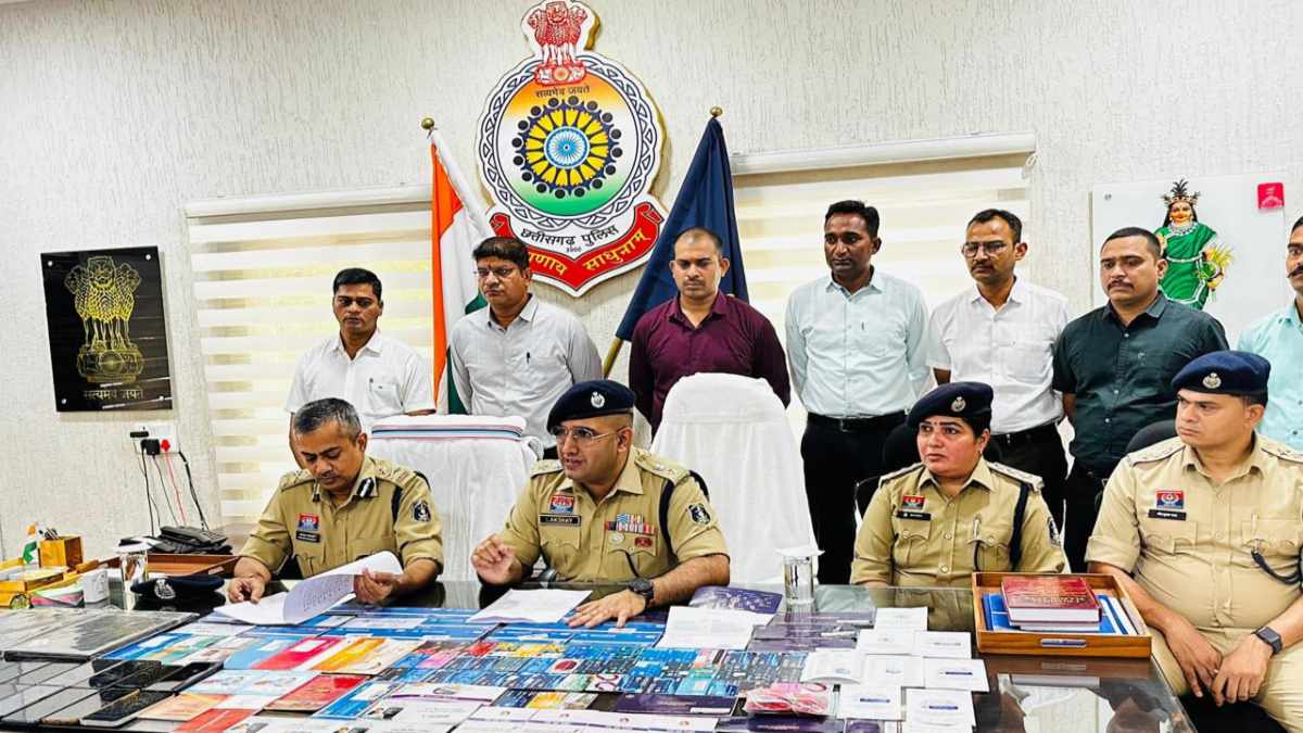 CYBER FRAUD: इंस्टाग्राम पर साड़ी बेचकर 50 करोड़ की सायबर ठगी, पुलिस ने मुंबई से गिरोह के 8 आरोपियों को किया गिरफ्तार