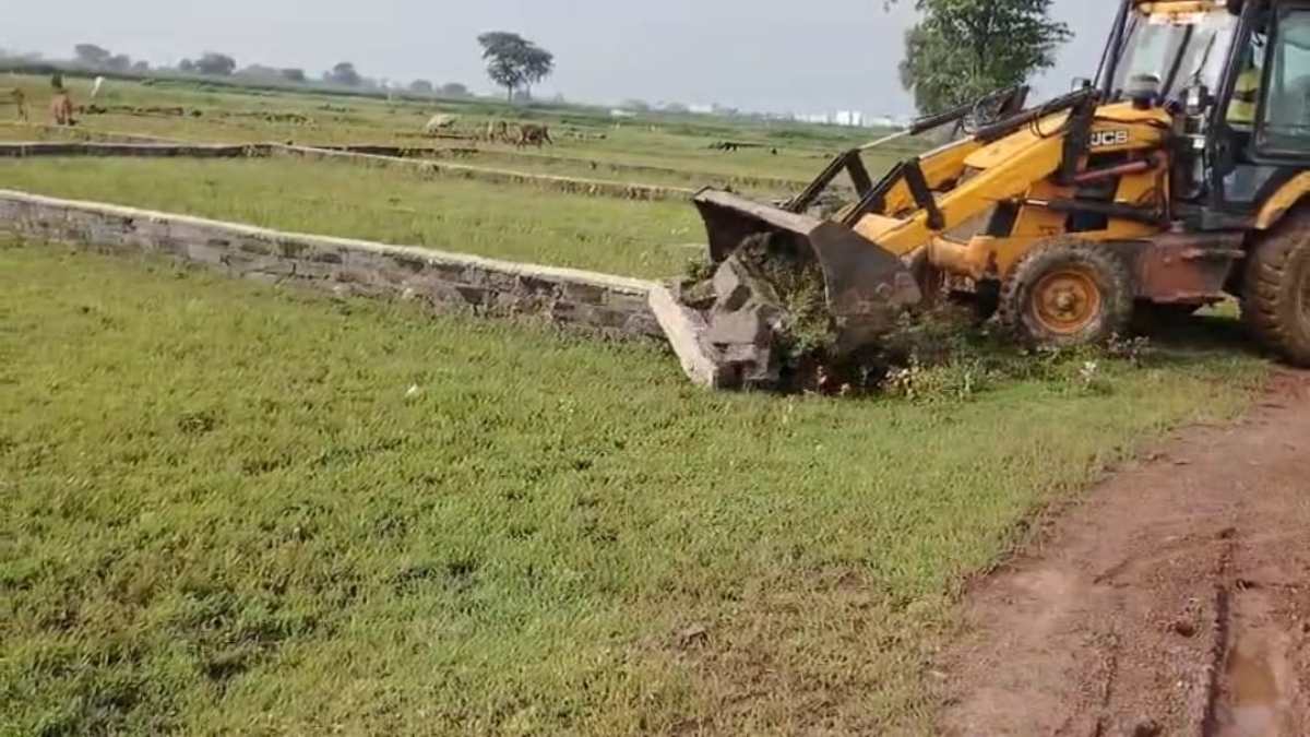 CG NEWS: अवैध प्लॉटिंग पर प्रशासन की बड़ी कार्रवाई, 10 एकड़ जमीन से हटाया कब्जा…