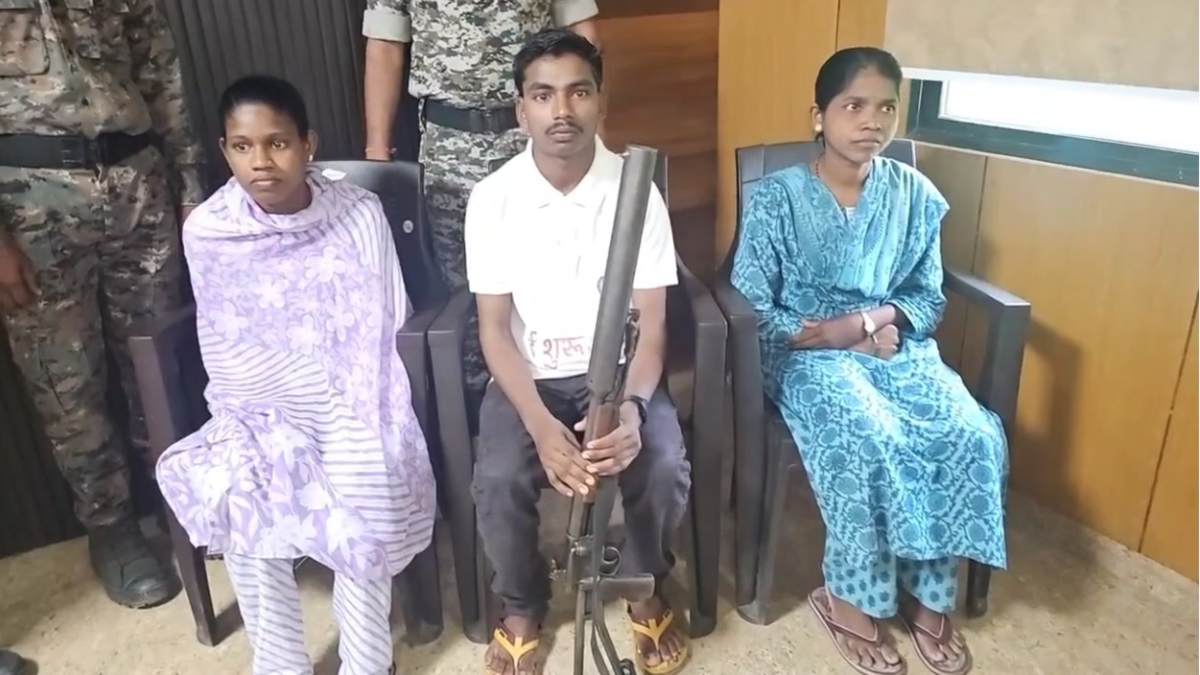 नक्सलवाद के खिलाफ पुलिस की एक और सफलता: 2 महिला समेत 3 नक्सलियों ने किया आत्मसमर्पण, तीनों पर एक-एक लाख रुपए का था ईनाम…