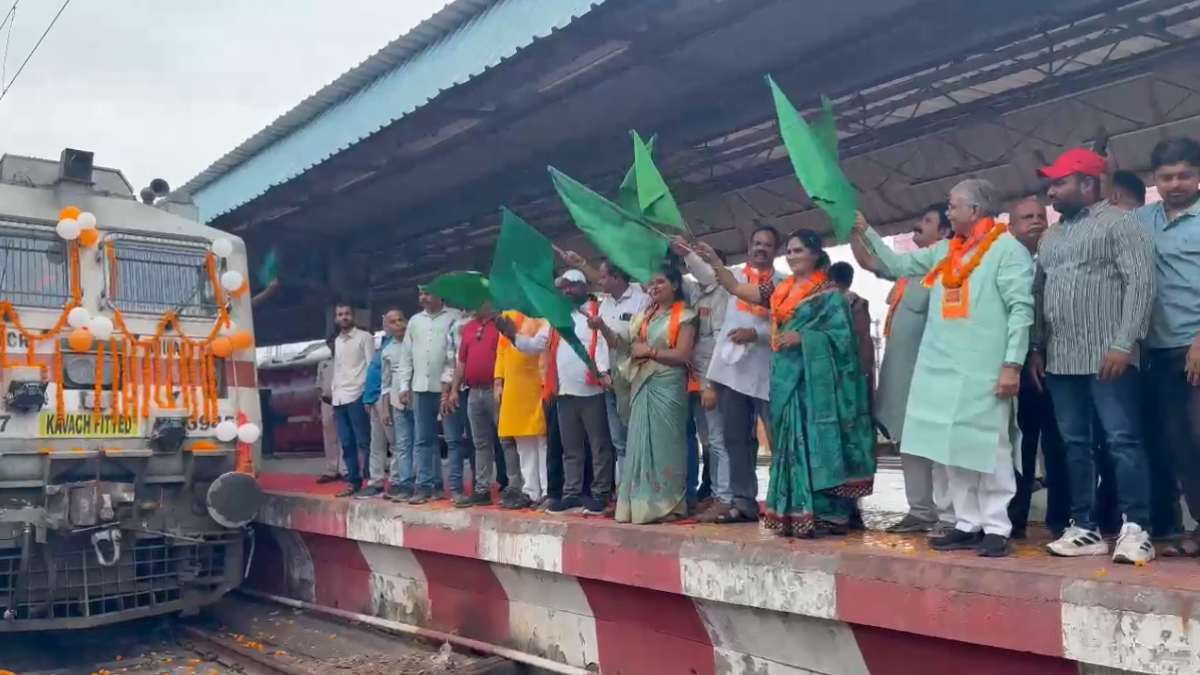 CG NEWS: ‘श्री राम लला दर्शन योजना’ के तहत श्रद्धालुओं से भरी ट्रेन रवाना, विधायक धरमलाल कौशिक ने दिखाई हरी झंडी…