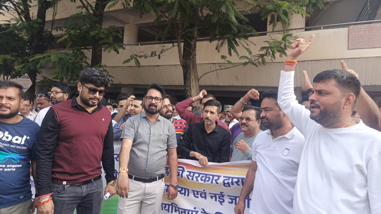 CG NEWS: जमीन की सरकारी कीमत मार्केट रेट से भी अधिक, बिल्डरों ने नई गाइडलाइन जलाकर किया विरोध प्रदर्शन…