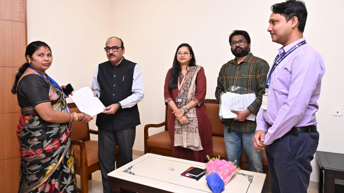 SIR अभियान 2025: मुख्य सचिव ने खुद भरा गणना प्रपत्र, BLO कर रहे घर-घर सर्वे…