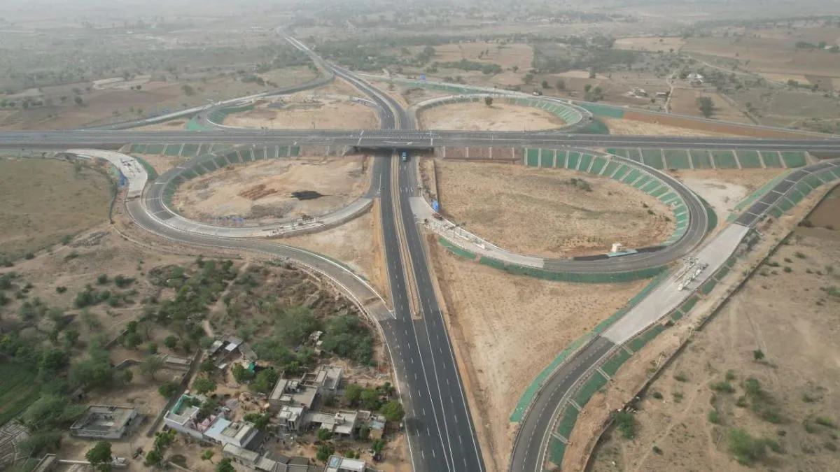 8 लेन पर भारी वाहनों का आतंक: 5 गांवों के ग्रामीणों का अल्टीमेटम, 3 दिन में डायवर्ट न किया तो सड़क जाम