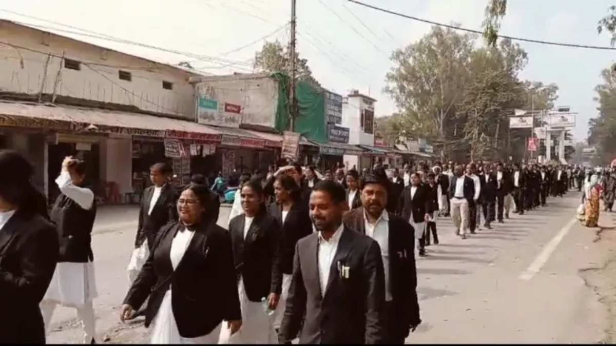 CG News: अधिवक्ताओं की अनिश्चितकालीन काम बंद हड़ताल शुरू