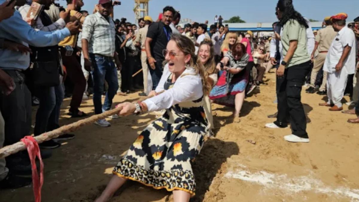 पुष्कर मेला 2025 का रंगारंग समापन: देसी-विदेशी महिलाओं की रस्साकशी बनी आकर्षण का केंद्र…