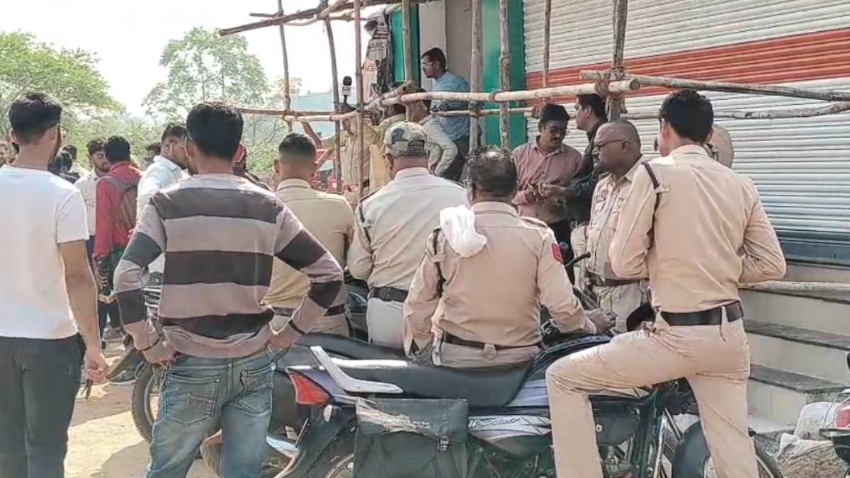 CG NEWS: प्रीमियम शराब दुकान के विरोध में उतरे स्थानीय नागरिक, प्रशासन ने संचालन पर लगाई रोक