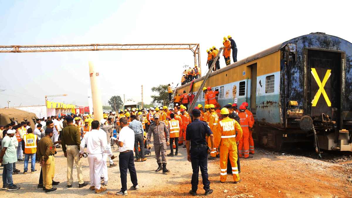 CG NEWS: रेलवे स्टेशन में सायरन बजते ही मचा हड़कंप! रेलवे–NDRF की टीम ने शुरू किया बड़ा ऑपरेशन…