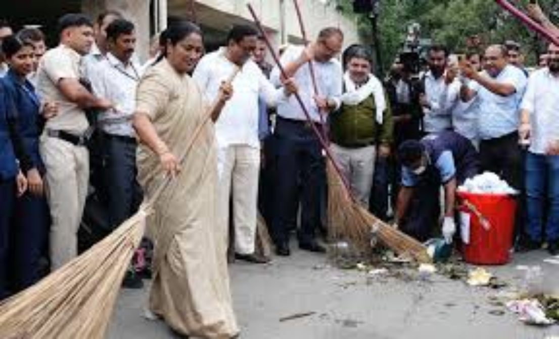 DELHI होगा चकाचक: CM Rekha Gupta ने हाथों में थामी झाड़ू और सड़कों की सफाई की; विधायकों को मिला अलग से बजट