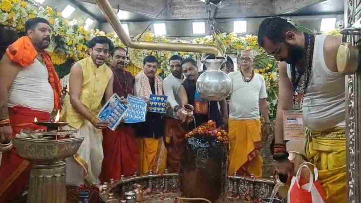 पाक पर करारी हार की कामना! भारत-पाक T20 मैच से पहले उज्जैन महाकाल मंदिर में टीम इंडिया की जीत के लिए विशेष पूजा, खिलाड़ियों की फोटो रखकर रुद्राभिषेक