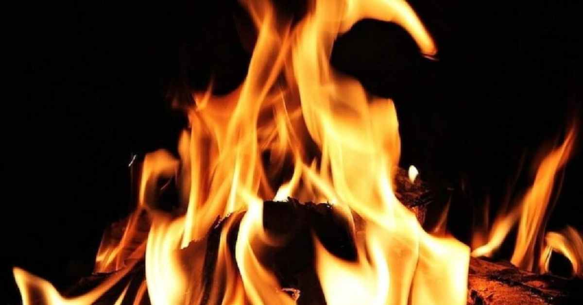 बेवफाई की सजा मौत: शादी से इनकार करने पर प्रेमिका ने प्रेमी को जिंदा जलाया, अस्पताल में थम गई सांसें