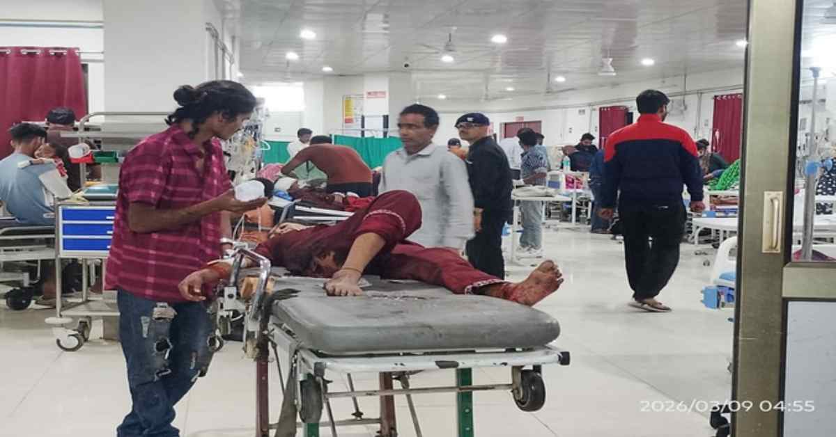 यूपी में रफ्तार का कहर, यात्रियों से भरी बस खाई में पलटी, एक साथ 15 लोगों की…