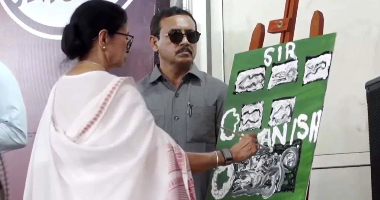 मुख्यमंत्री ममता बनर्जी का चुनाव आयोग पर बड़ा हमला, वोटर लिस्ट से नाम हटाने को लेकर ‘SIR’ और ‘गायब’ लिखकर का जताया विरोध