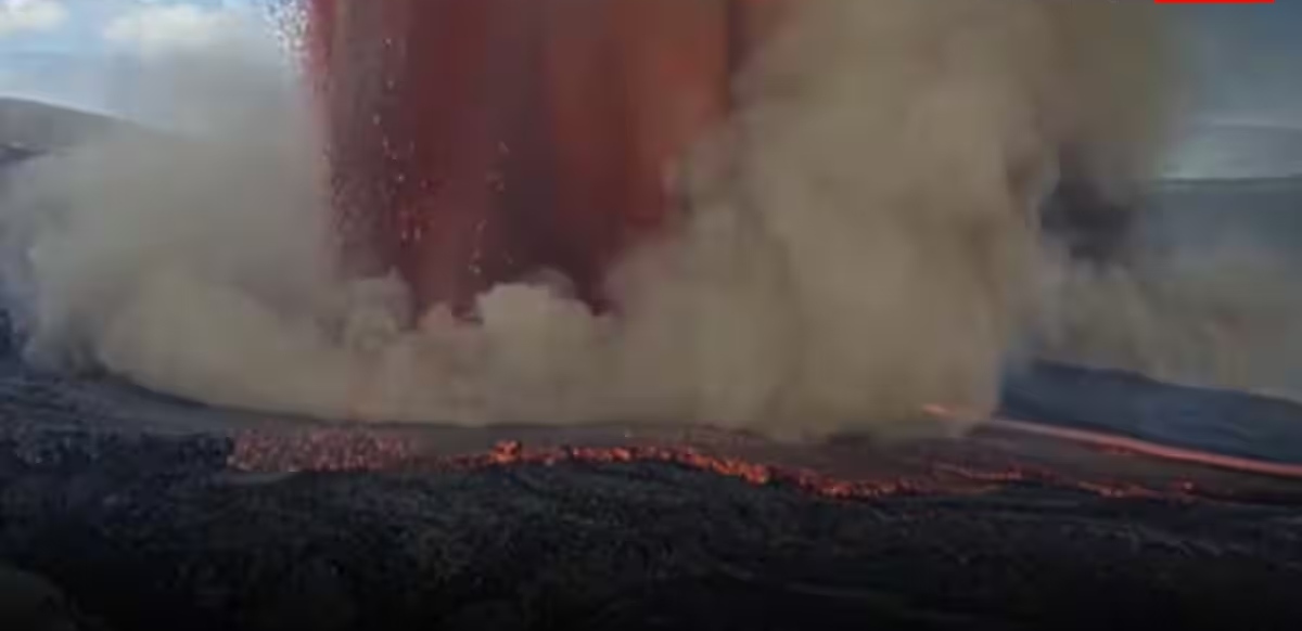 किलाउएआ ज्वालामुखी एक्टिव! अमेरिका में 1000 फीट तक उगल रहा लावा! पत्थर के टुकड़े, कांच और राख हाईवे पर गिर रहे