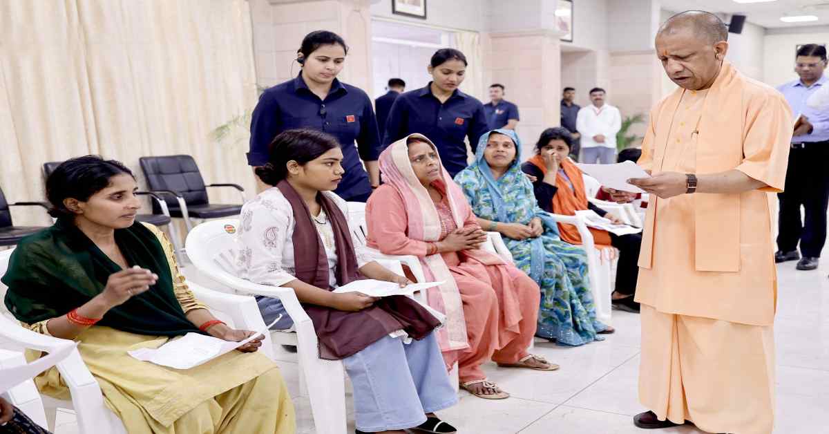 CM योगी ने लगाया जनता दर्शन, एक-एक कर सुनी सबकी फरियाद, कहा- बिना किसी भेदभाव के सबको मिलेगा न्याय