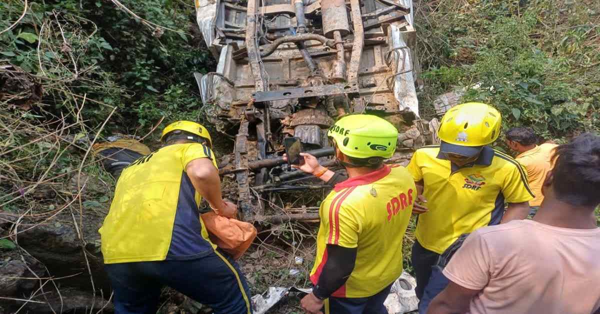 रफ्तार ने लगाया जिंदगी पर ब्रेक! अनियंत्रित पिकअप खाई में गिरी, ड्राइवर की थम गई सांसें